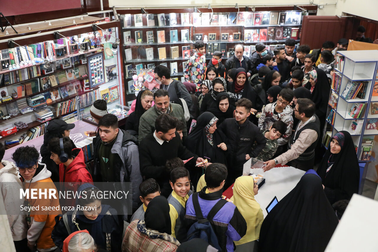 در اولین روز برگزاری جشنواره سی و هشتمین جشنواره موسیقی فجر، با اجرای گروه‌های سرود دختران انقلاب با اجرای قطعه "ایرانداخت" و "تسبیح بارون"، گروه نسل سلیمانی با اجرای قطعه "ایرانم"، گروه شمیم یاس با اجرای قطعه " خدا" و "کبوترانه"، و اجرای قطعه " عیدانه" شامگاه امروز جمعه ۲۸ بهمن ماه ۱۴۰۱ در فرهنگسرای ارسباران تهران برگزار شد