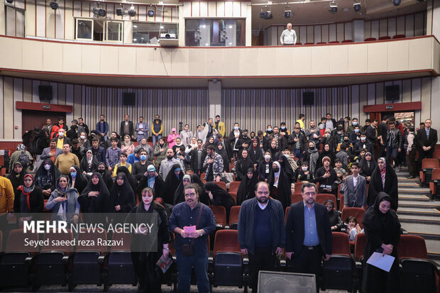 در ابتدای این مراسم مدعوین در حال ادای احترام به سرود مقدس جمهوری اسلامی ایران هستند