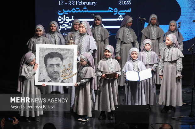 در اولین روز برگزاری جشنواره سی و هشتمین جشنواره موسیقی فجر، با اجرای گروه‌های سرود دختران انقلاب با اجرای قطعه "ایرانداخت" و "تسبیح بارون"، گروه نسل سلیمانی با اجرای قطعه "ایرانم"، گروه شمیم یاس با اجرای قطعه " خدا" و "کبوترانه"، و اجرای قطعه " عیدانه" شامگاه امروز جمعه ۲۸ بهمن ماه ۱۴۰۱ در فرهنگسرای ارسباران تهران برگزار شد