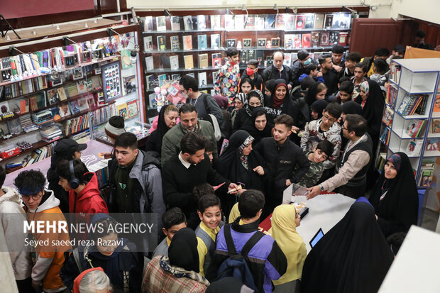 در اولین روز برگزاری جشنواره سی و هشتمین جشنواره موسیقی فجر، با اجرای گروه‌های سرود دختران انقلاب با اجرای قطعه "ایرانداخت" و "تسبیح بارون"، گروه نسل سلیمانی با اجرای قطعه "ایرانم"، گروه شمیم یاس با اجرای قطعه " خدا" و "کبوترانه"، و اجرای قطعه " عیدانه" شامگاه امروز جمعه ۲۸ بهمن ماه ۱۴۰۱ در فرهنگسرای ارسباران تهران برگزار شد