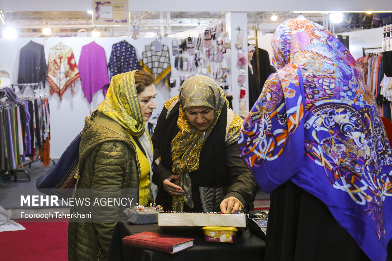 نمایشگاه پوشاک شهر خانواده از ۱۲ بهمن الی ۱۹ اسفند ۱۴۰۱ از ساعت ۱۳ تا ۲۰ هرروزدر مجموعه چهل سرا مصلی امام خمینی (ره) برگزار می‌شود