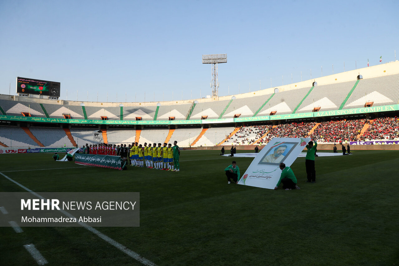 تیم های فوتبال پرسپولیس تهران و نفت مسجد سلیمان در حال انجام تشریفات پیش از مسابقه در ورزشگاه آزادی تهران هستند