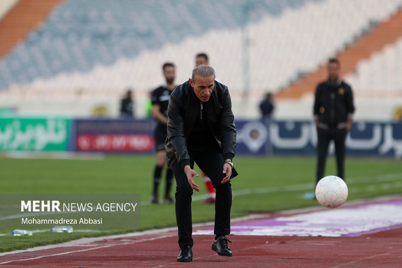 یحی گلمحمدی سرمربی تیم فوتبال پرسپولیس تهران در دیدار تیم های فوتبال پرسپولیس تهران و نفت مسجد سلیمان حضور دارد