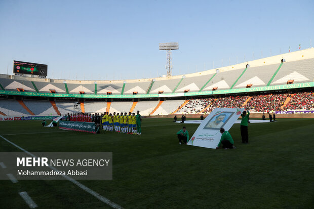 تیم های فوتبال پرسپولیس تهران و نفت مسجد سلیمان در حال انجام تشریفات پیش از مسابقه در ورزشگاه آزادی تهران هستند
