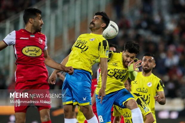 دیدار تیم های فوتبال پرسپولیس تهران و نفت مسجد سلیمان در هفته بیست و یکم لیگ برتر باشگاههای کشور با نتیجه سه بر صفر به سود تیم فوتبال پرسپولیس تهران در ورزشگاه آزادی تهران به پایان رسید