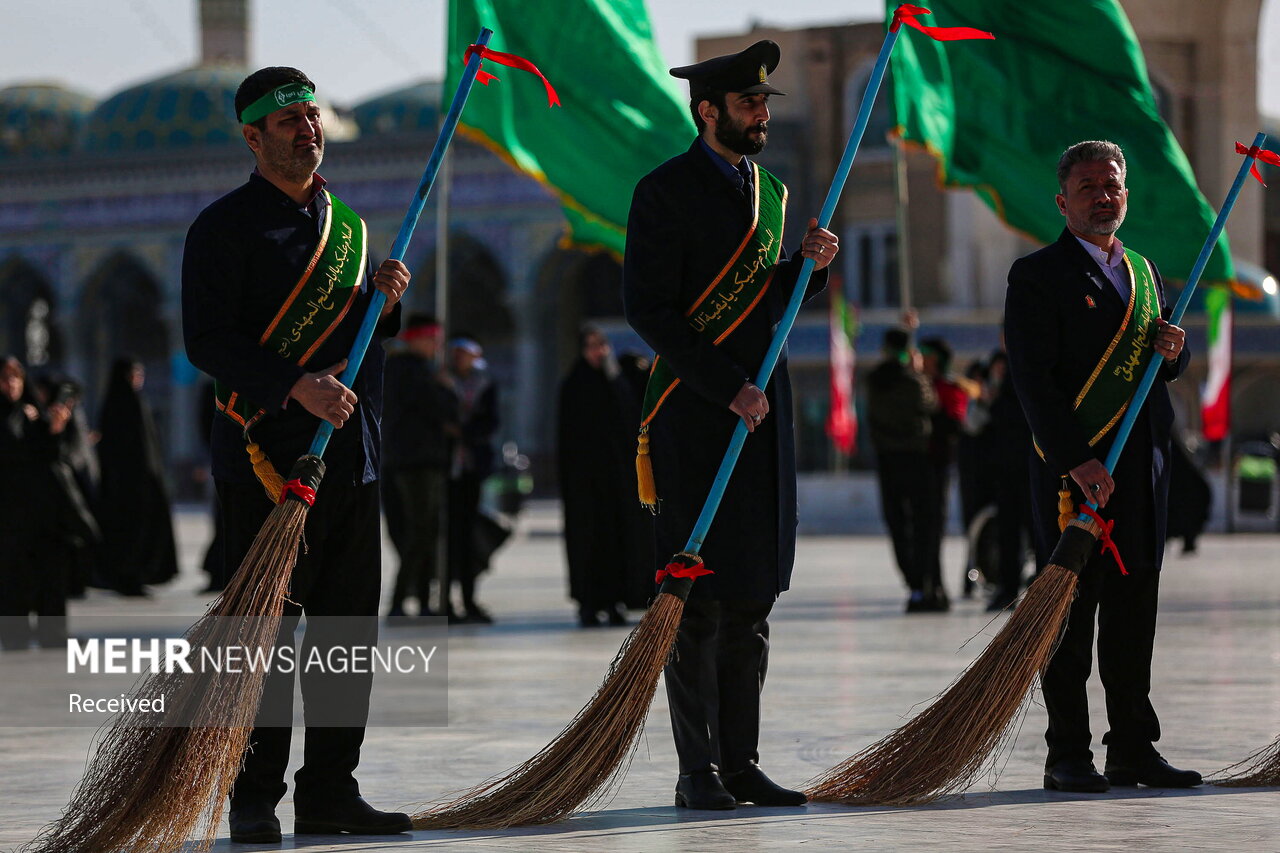 آیین جاروکشی خادمان مسجد مقدس جمکران