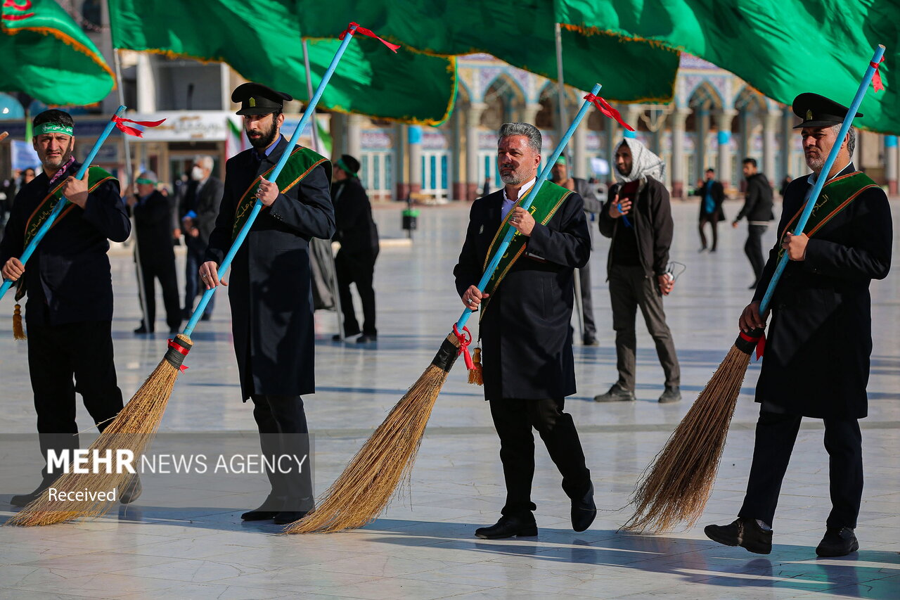 آیین جاروکشی خادمان مسجد مقدس جمکران