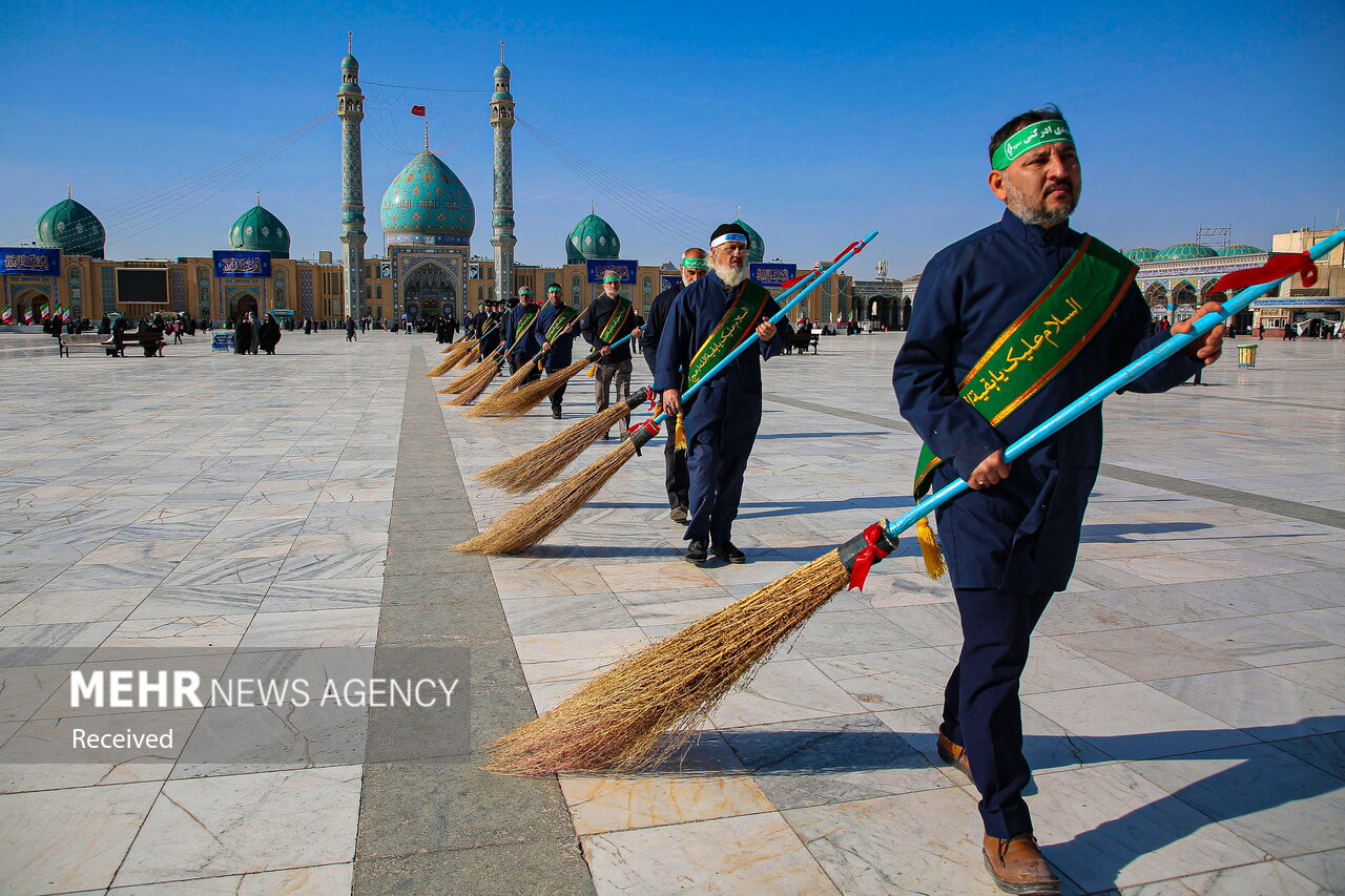 آیین جاروکشی خادمان مسجد مقدس جمکران