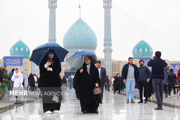 حال و هوای بارانی مسجد جمکران در نیمه شعبان