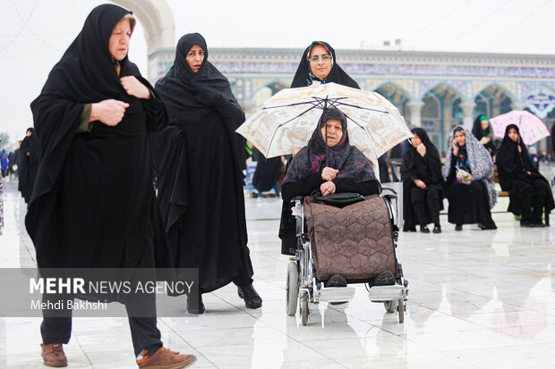 حال و هوای بارانی مسجد جمکران در نیمه شعبان