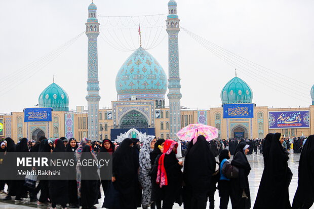 حال و هوای بارانی مسجد جمکران در نیمه شعبان