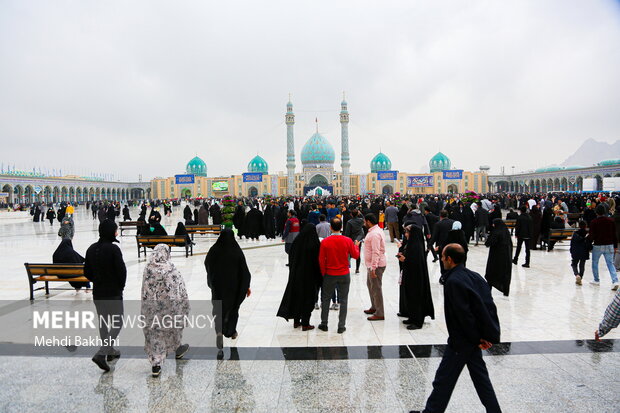 حال و هوای بارانی مسجد جمکران در نیمه شعبان