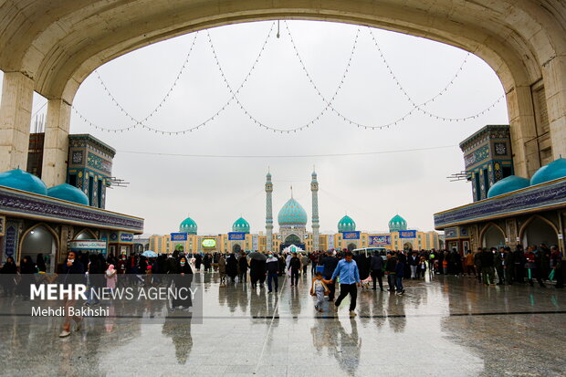 حال و هوای بارانی مسجد جمکران در نیمه شعبان