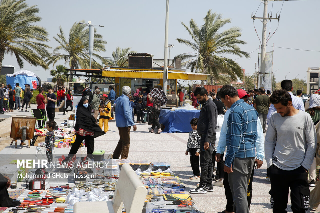 حضور مسافران نوروزی در ساحل بوشهر