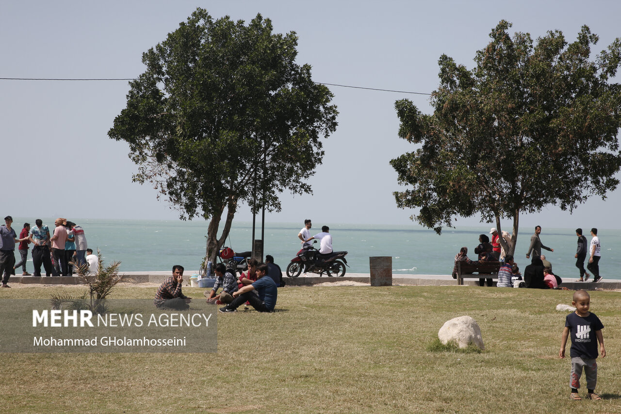 حضور مسافران نوروزی در ساحل بوشهر