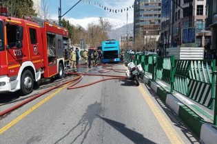 آتش سوزی یک دستگاه اتوبوس بی آر تی در خیابان ولیعصر تهران