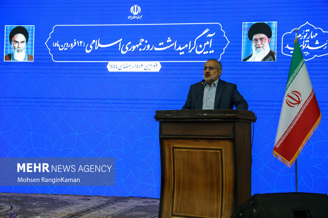 سید محمد حسینی معاون پارلمانی رئیس جمهور در حال سخنرانی در ویژه برنامه روز ۱۲فروردین در مصلی تهران  است