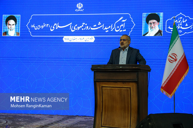سید محمد حسینی معاون پارلمانی رئیس جمهور در حال سخنرانی در ویژه برنامه روز ۱۲فروردین در مصلی تهران  است