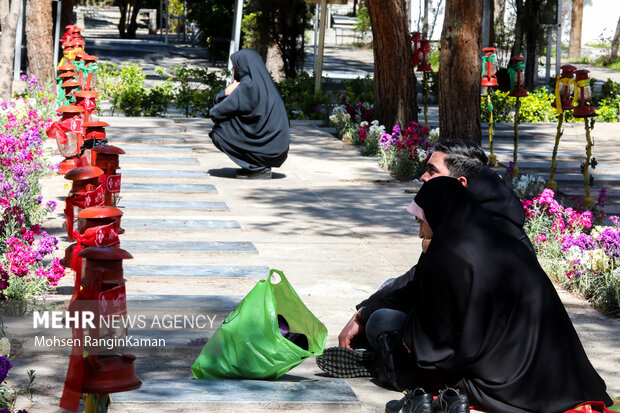 هم‌زمان با روز طبیعت و آخرین روز تعطیلات عده ای از مردم روزه‌دار تهران، امروز را در کنار مزار شهدا در بهشت زهرا (س) تهران گذراندند