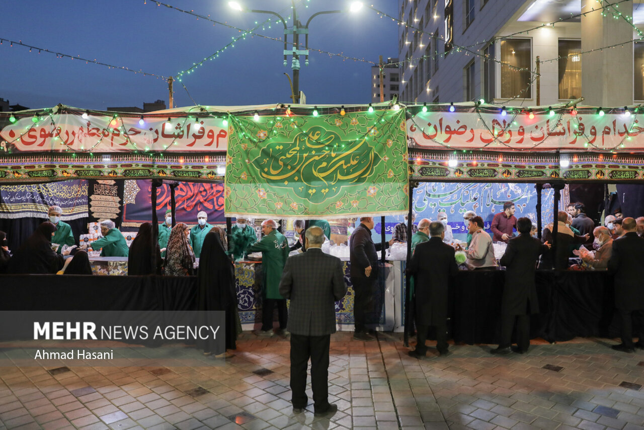 سفره های افطار حرم مطهر امام رضا (ع)