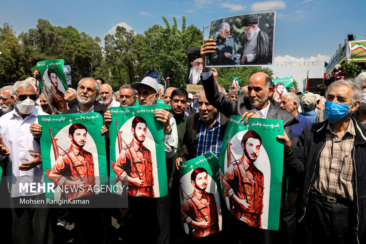 پیکر مطهر شهید آشوری «جانی بت اوشانا» ظهر امروز جمعه ۸ اردیبهشت ۱۴۰۲ پس از اقامه نماز جمعه بر دوش جمع زیادی از مردم پایتخت از محل دانشگاه تهران تشییع شد