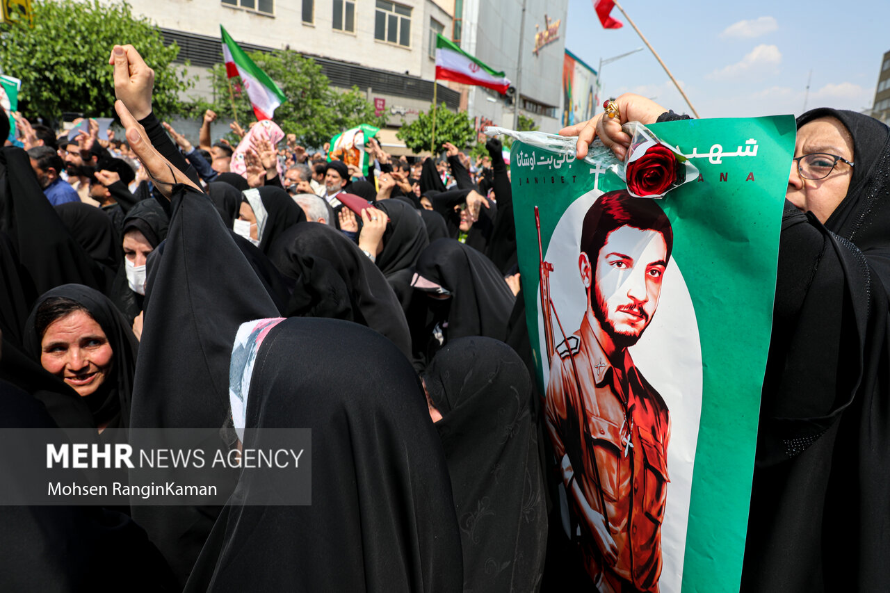 پیکر مطهر شهید آشوری «جانی بت اوشانا» ظهر امروز جمعه ۸ اردیبهشت ۱۴۰۲ پس از اقامه نماز جمعه بر دوش جمع زیادی از مردم پایتخت از محل دانشگاه تهران تشییع شد