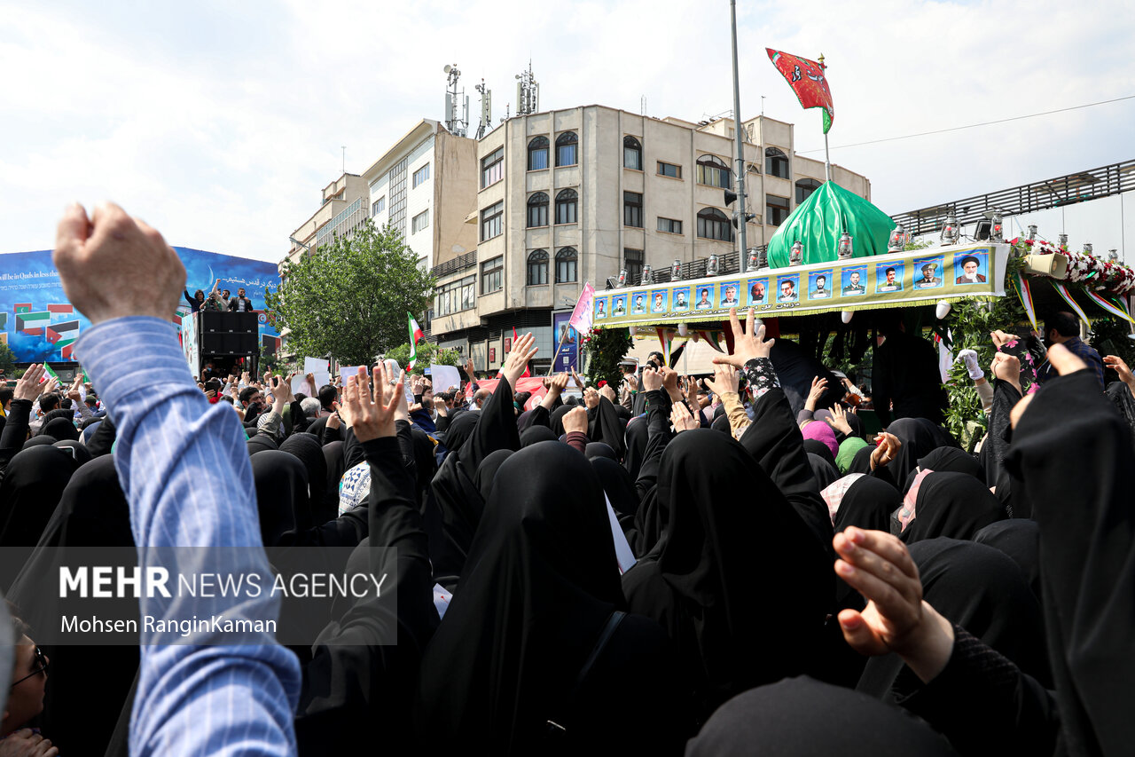 پیکر مطهر شهید آشوری «جانی بت اوشانا» ظهر امروز جمعه ۸ اردیبهشت ۱۴۰۲ پس از اقامه نماز جمعه بر دوش جمع زیادی از مردم پایتخت از محل دانشگاه تهران تشییع شد