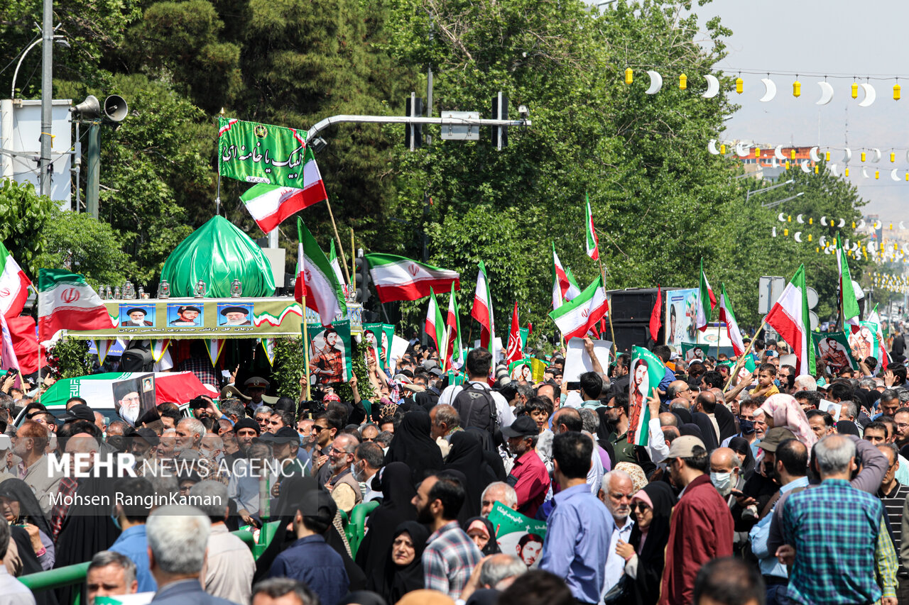 پیکر مطهر شهید آشوری «جانی بت اوشانا» ظهر امروز جمعه ۸ اردیبهشت ۱۴۰۲ پس از اقامه نماز جمعه بر دوش جمع زیادی از مردم پایتخت از محل دانشگاه تهران تشییع شد