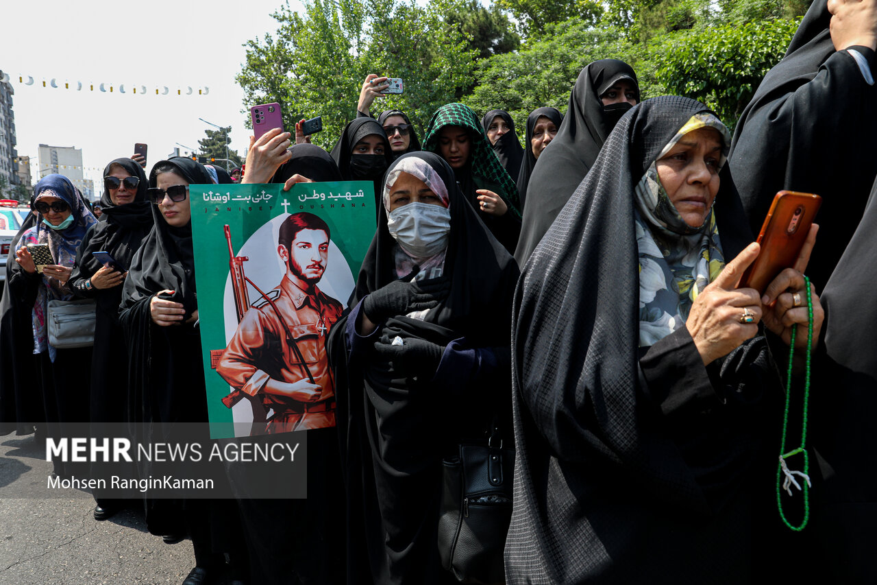 پیکر مطهر شهید آشوری «جانی بت اوشانا» ظهر امروز جمعه ۸ اردیبهشت ۱۴۰۲ پس از اقامه نماز جمعه بر دوش جمع زیادی از مردم پایتخت از محل دانشگاه تهران تشییع شد