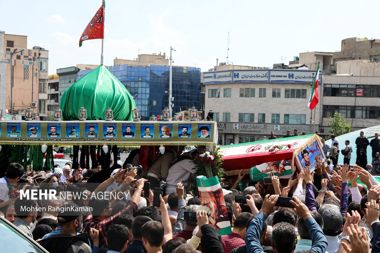 پیکر مطهر شهید آشوری «جانی بت اوشانا» ظهر امروز جمعه ۸ اردیبهشت ۱۴۰۲ پس از اقامه نماز جمعه بر دوش جمع زیادی از مردم پایتخت از محل دانشگاه تهران تشییع شد