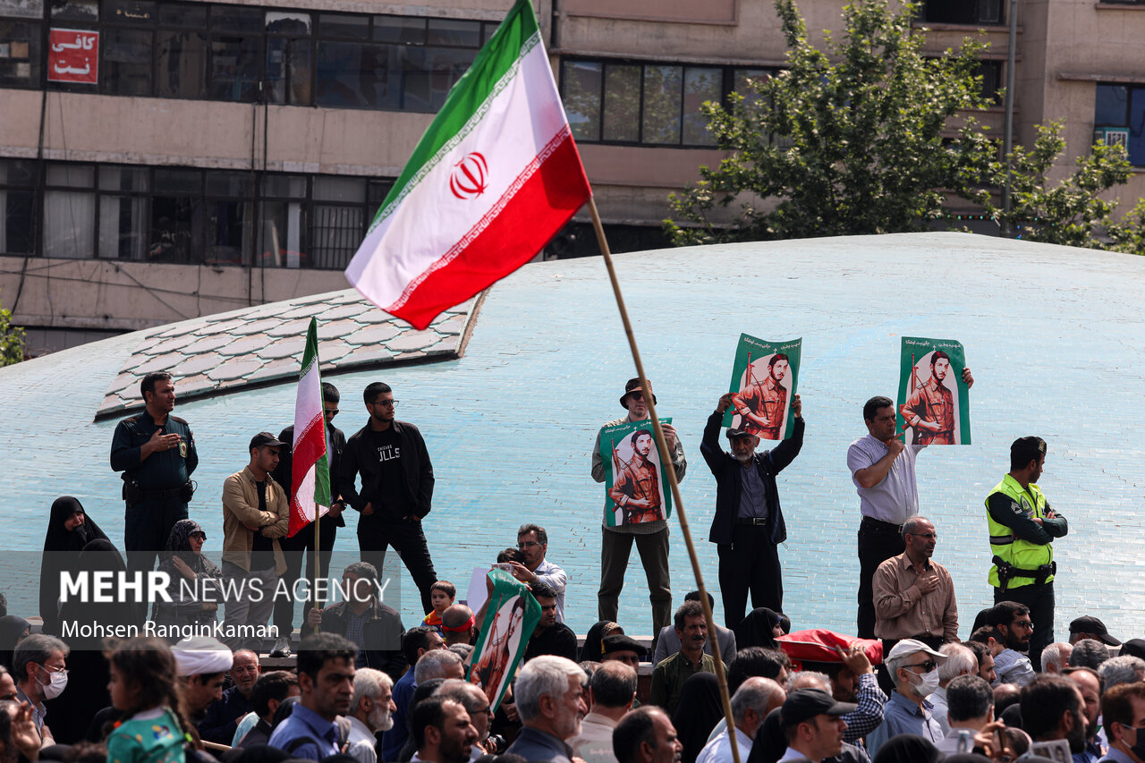 پیکر مطهر شهید آشوری «جانی بت اوشانا» ظهر امروز جمعه ۸ اردیبهشت ۱۴۰۲ پس از اقامه نماز جمعه بر دوش جمع زیادی از مردم پایتخت از محل دانشگاه تهران تشییع شد