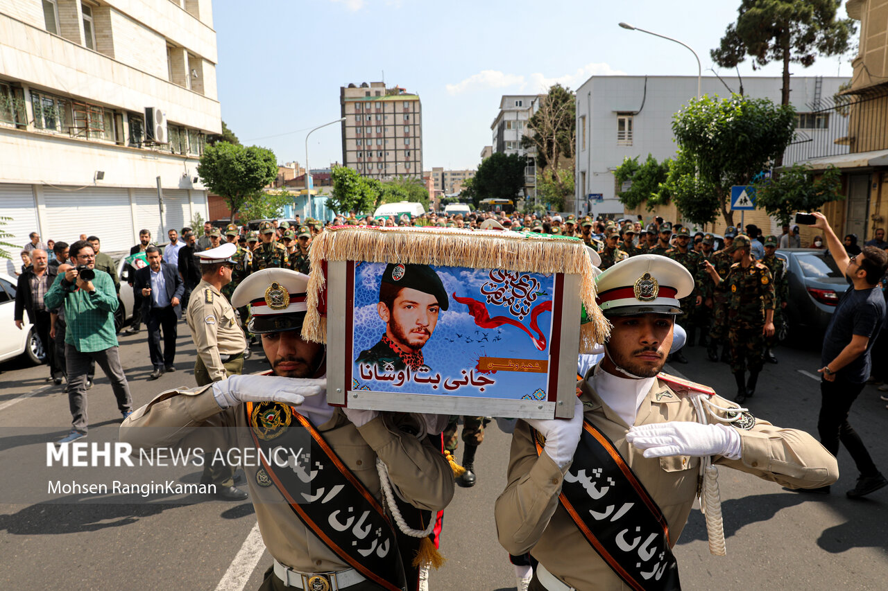 پیکر مطهر شهید آشوری «جانی بت اوشانا» ظهر امروز جمعه ۸ اردیبهشت ۱۴۰۲ پس از اقامه نماز جمعه بر دوش جمع زیادی از مردم پایتخت از محل دانشگاه تهران تشییع شد