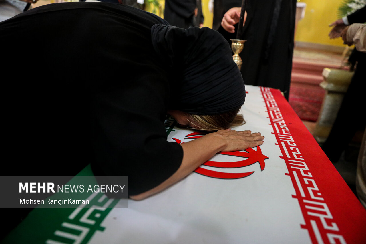 پیکر مطهر شهید آشوری «جانی بت اوشانا» ظهر امروز جمعه ۸ اردیبهشت ۱۴۰۲در کلیسای آشوری های تهران تشییع شد و هم کیشان شهید با او وداع کردند
