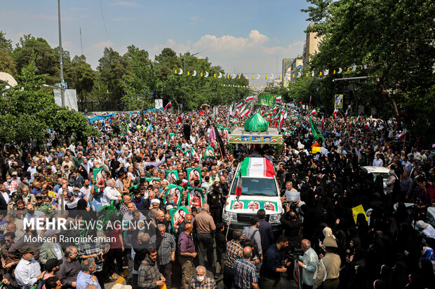 پیکر مطهر شهید آشوری «جانی بت اوشانا» ظهر امروز جمعه ۸ اردیبهشت ۱۴۰۲ پس از اقامه نماز جمعه بر دوش جمع زیادی از مردم پایتخت از محل دانشگاه تهران تشییع شد