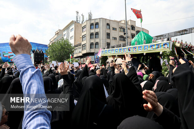 پیکر مطهر شهید آشوری «جانی بت اوشانا» ظهر امروز جمعه ۸ اردیبهشت ۱۴۰۲ پس از اقامه نماز جمعه بر دوش جمع زیادی از مردم پایتخت از محل دانشگاه تهران تشییع شد