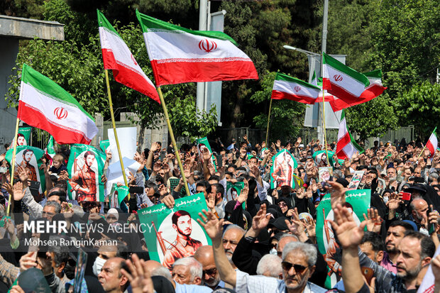 پیکر مطهر شهید آشوری «جانی بت اوشانا» ظهر امروز جمعه ۸ اردیبهشت ۱۴۰۲ پس از اقامه نماز جمعه بر دوش جمع زیادی از مردم پایتخت از محل دانشگاه تهران تشییع شد