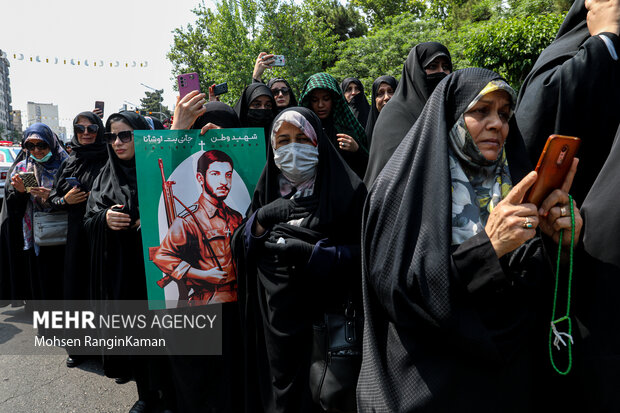 پیکر مطهر شهید آشوری «جانی بت اوشانا» ظهر امروز جمعه ۸ اردیبهشت ۱۴۰۲ پس از اقامه نماز جمعه بر دوش جمع زیادی از مردم پایتخت از محل دانشگاه تهران تشییع شد