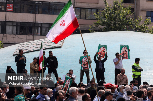 پیکر مطهر شهید آشوری «جانی بت اوشانا» ظهر امروز جمعه ۸ اردیبهشت ۱۴۰۲ پس از اقامه نماز جمعه بر دوش جمع زیادی از مردم پایتخت از محل دانشگاه تهران تشییع شد