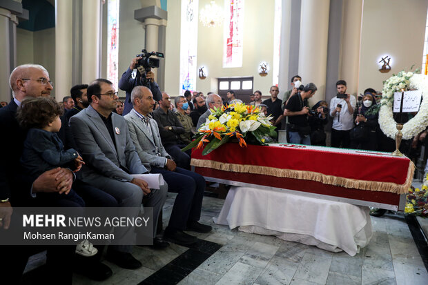 پیکر مطهر شهید آشوری «جانی بت اوشانا» ظهر امروز جمعه ۸ اردیبهشت ۱۴۰۲در کلیسای آشوری های تهران تشییع شد و هم کیشان شهید با او وداع کردند