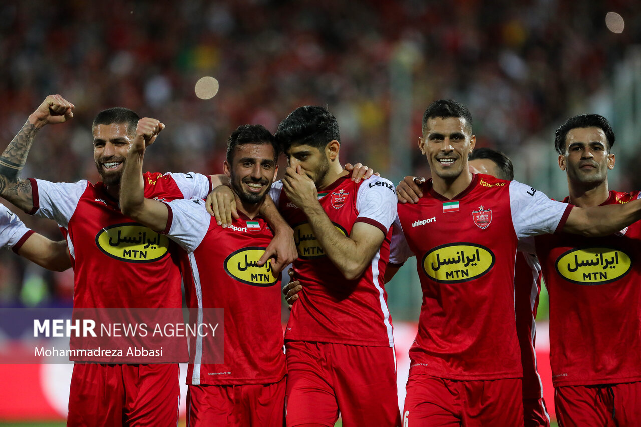 بازیکنان تیم فوتبال پرسپولیس تهران در حال شادی پس از به ثمر رسیدن گل اول تیم فوتبال پرسپولیس تهران توسط مهدی ترابی از رئی نقطه پنالتی در دیدار تیم های فوتبال پرسپولیس تهران و گل گهر سیرجان هستند