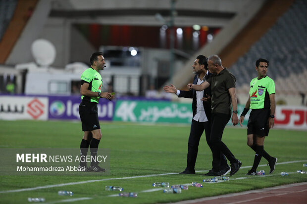 یحیی گل محمدی سرمربی تیم فوتبال پرسپولیس تهران در حال اعتراض به سید وحید کاظمی داور مسابقه در دیدار تیم های فوتبال پرسپولیس تهران و گل گهر سیرجان است