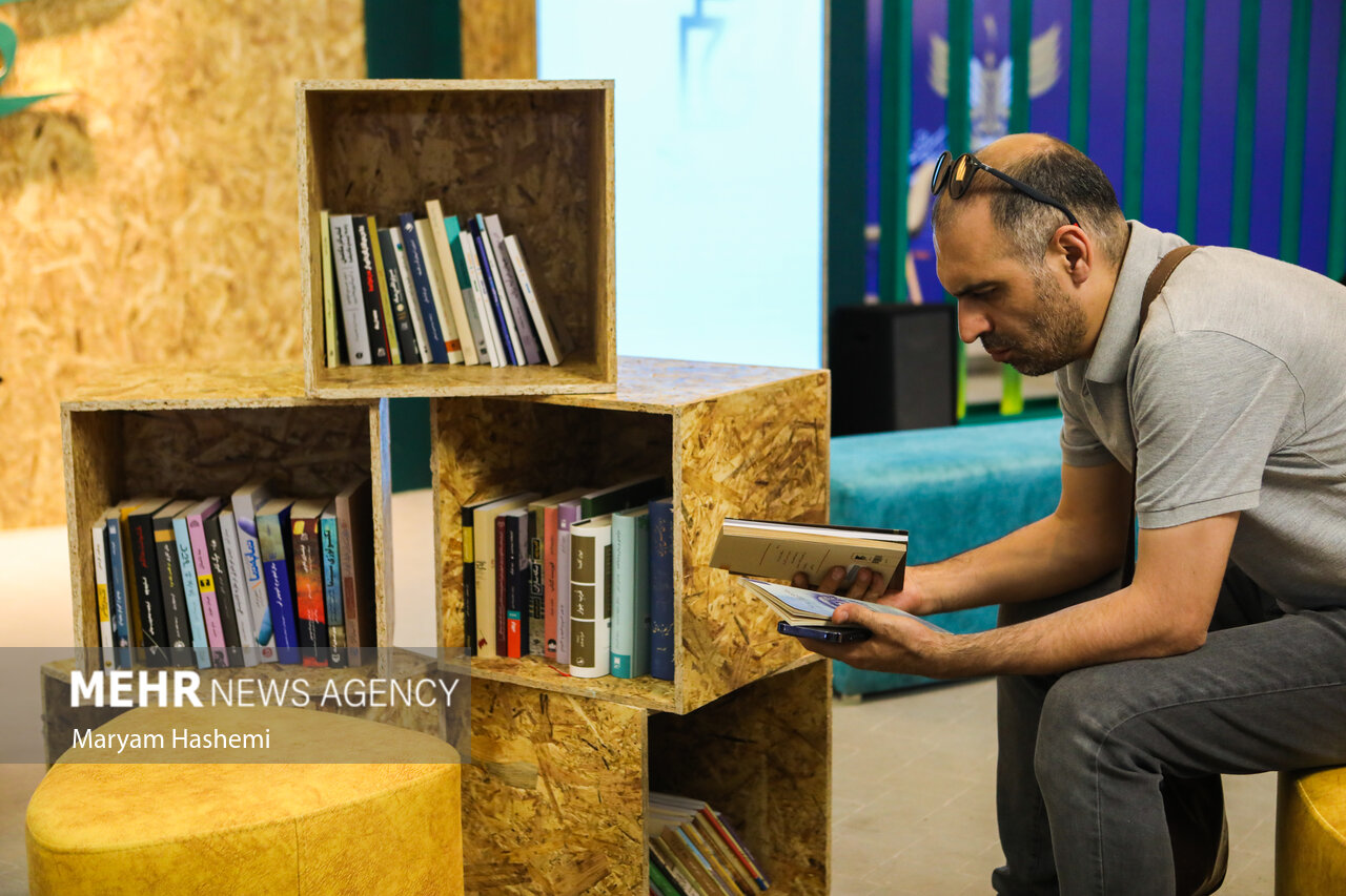 سی‌ و چهارمین دوره نمایشگاه بین‌المللی کتاب (از ۲۰ تا ۳۰ اردیبهشت ۱۴۰۲ ) با شعار «آینده خواندنی است» بصورت حضوری در مصلای امام خمینی(ره) و مجازی (ketab.ir) در حال برگزاری است