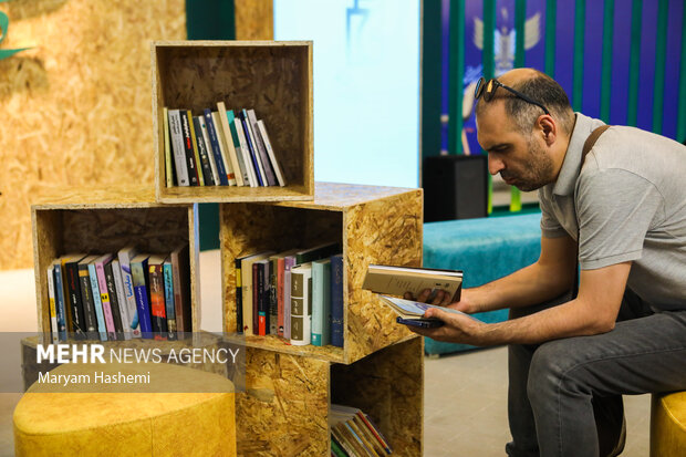 سی‌ و چهارمین دوره نمایشگاه بین‌المللی کتاب (از ۲۰ تا ۳۰ اردیبهشت ۱۴۰۲ ) با شعار «آینده خواندنی است» بصورت حضوری در مصلای امام خمینی(ره) و مجازی (ketab.ir) در حال برگزاری است