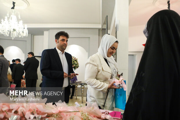 جشن بزرگ ازدواج دانشگاهیان دانشگاه علوم پزشکی تهران بعدازظهر یکشنبه ۲۴ اردیبهشت ۱۴۰۲ با حضور ۱۵۰ زوج در مرکز همایش های دانشگاه علوم پزشکی تهران برگزار شد