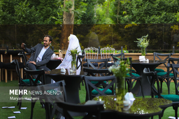 جشن بزرگ ازدواج دانشگاهیان دانشگاه علوم پزشکی تهران بعدازظهر یکشنبه ۲۴ اردیبهشت ۱۴۰۲ با حضور ۱۵۰ زوج در مرکز همایش های دانشگاه علوم پزشکی تهران برگزار شد