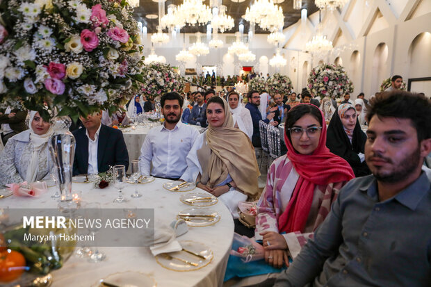 جشن بزرگ ازدواج دانشگاهیان دانشگاه علوم پزشکی تهران بعدازظهر یکشنبه ۲۴ اردیبهشت ۱۴۰۲ با حضور ۱۵۰ زوج در مرکز همایش های دانشگاه علوم پزشکی تهران برگزار شد