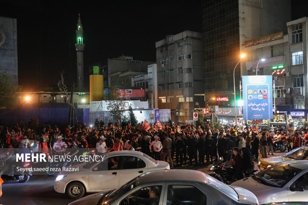 هواداران و طرفداران تیم پرسپولیس پس از برتری تیم پرسپولیس مقابل نساجی که منجر به قهرمانی تیم پرسپولیس در لیگ بیست و دوم شد به خیابان‌ها آمدند و به جشن و شادی پرداختند