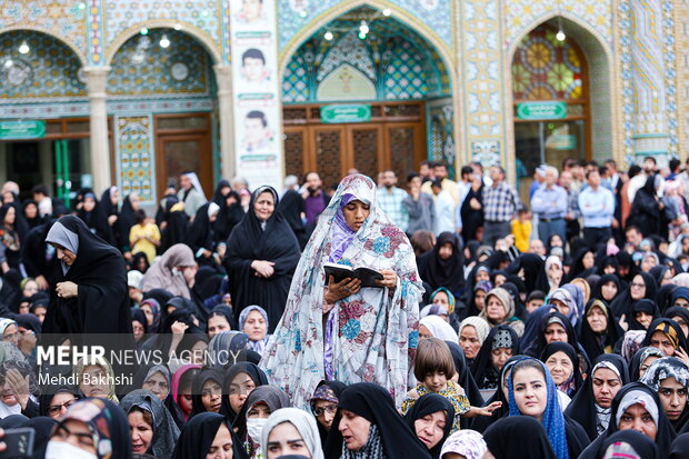 آیین تعویض پرچم گنبد حرم مطهر حضرت معصومه(س)