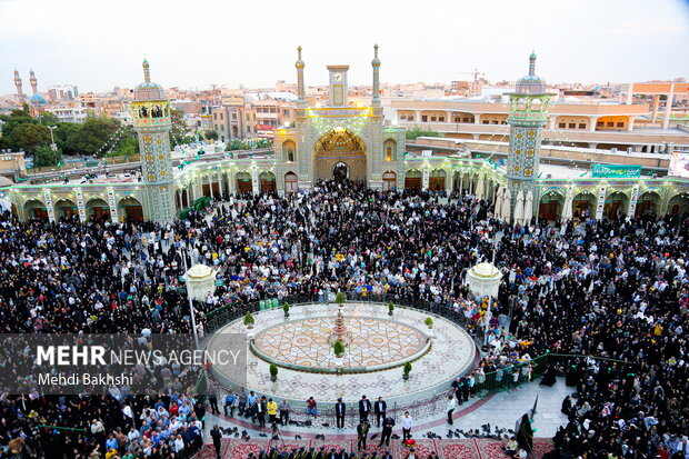 آیین تعویض پرچم گنبد حرم مطهر حضرت معصومه(س)