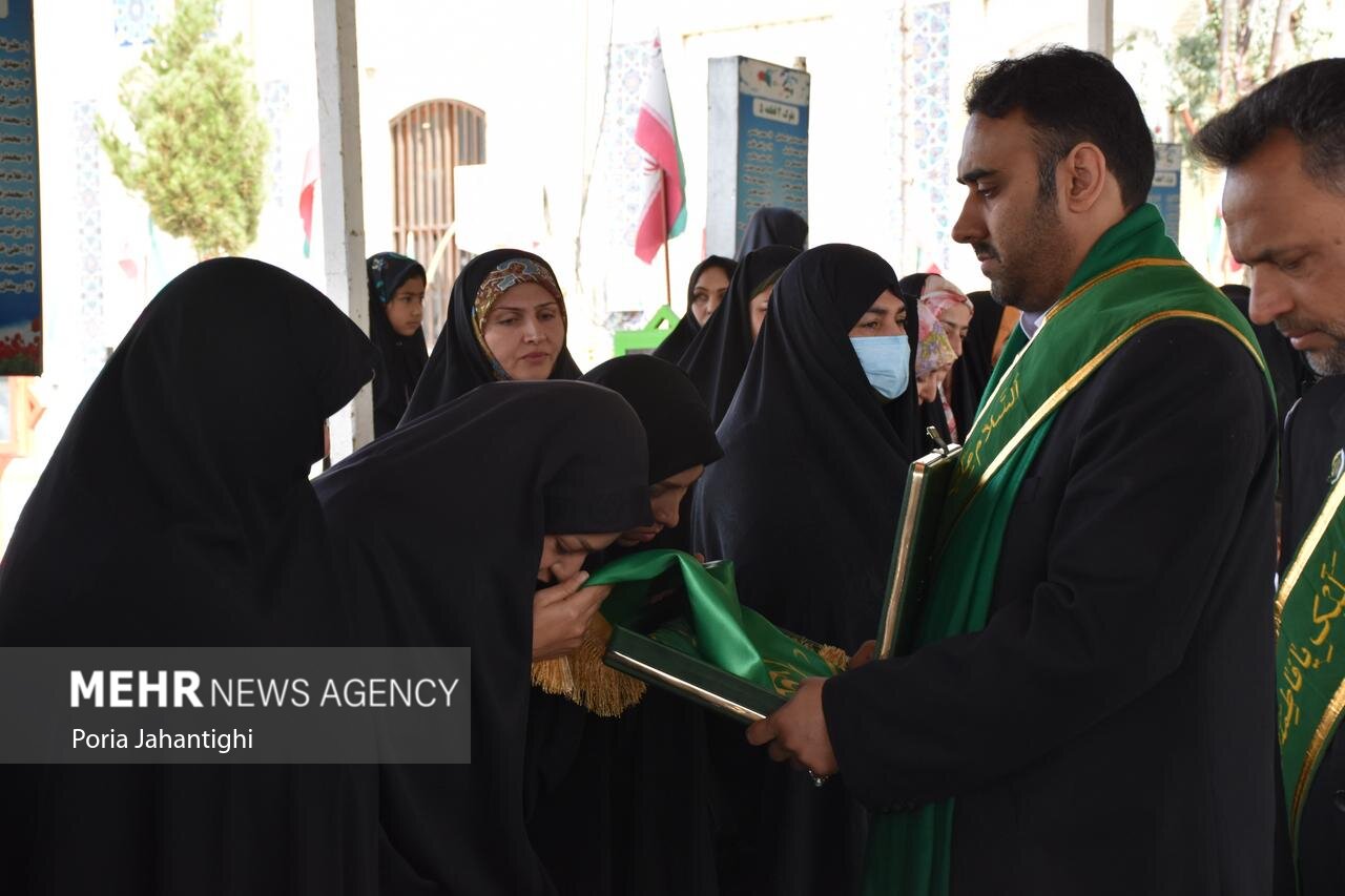 مراسم استقبال از پرچم متبرک بارگاه مطهر حضرت معصومه (س) در گلزار شهدای زاهدان